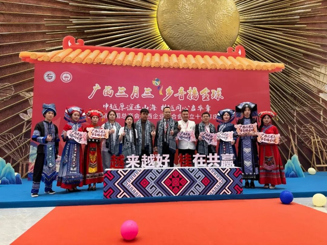 校友与留学生合影