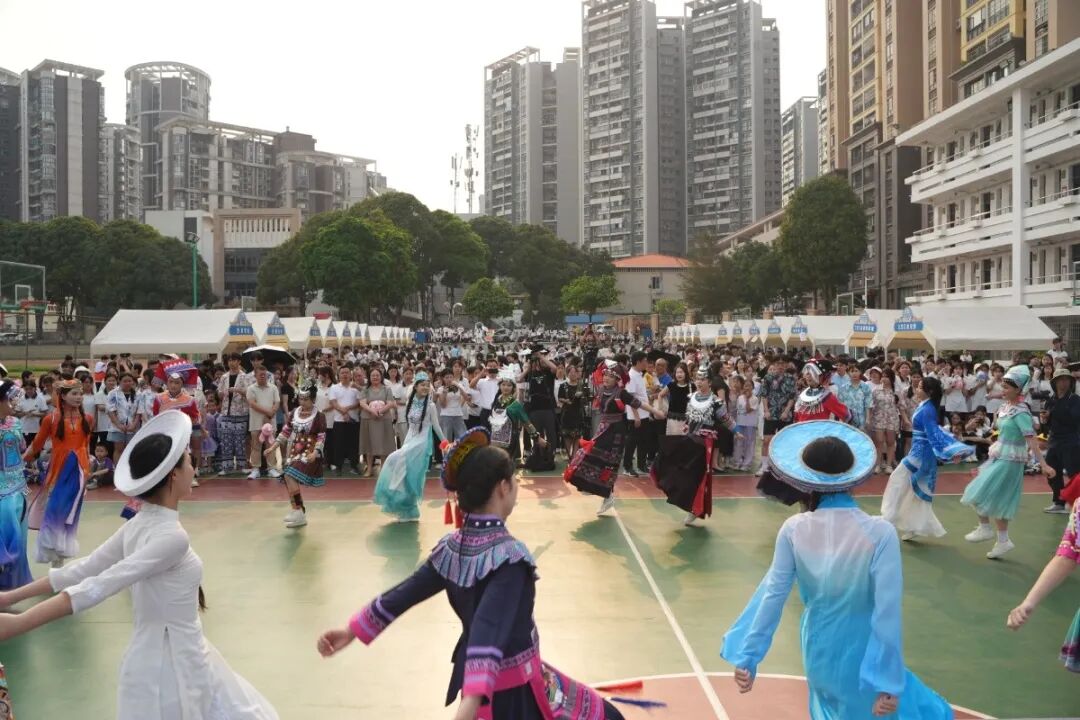 中外学生同台表演